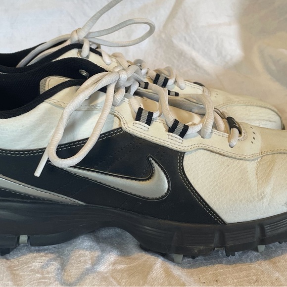 Men’s size 8 / 41 Nike Golf shoes. White and black leather. Barely worn. - Picture 5 of 8
